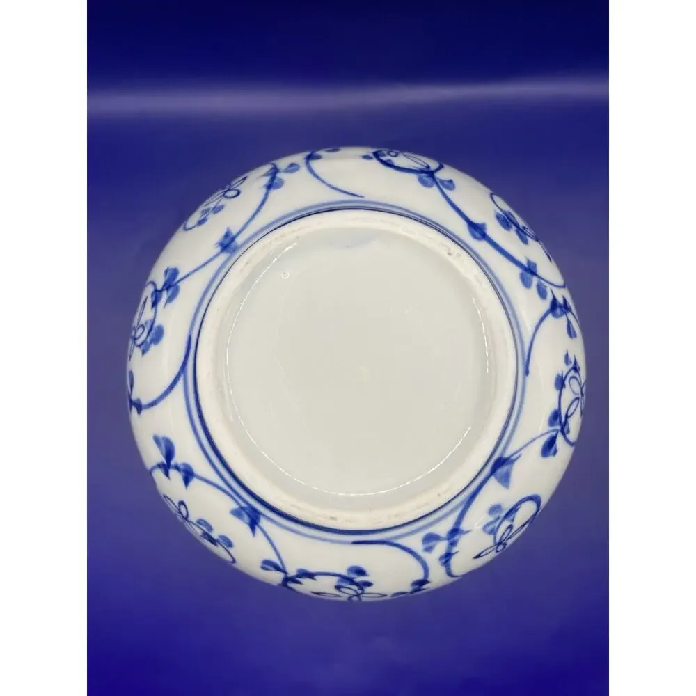 Chinese Plump White And Blue Flowers And Vine Design Bud Vase-